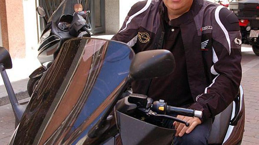 Kike González aparca la moto en una calle de Zamora.