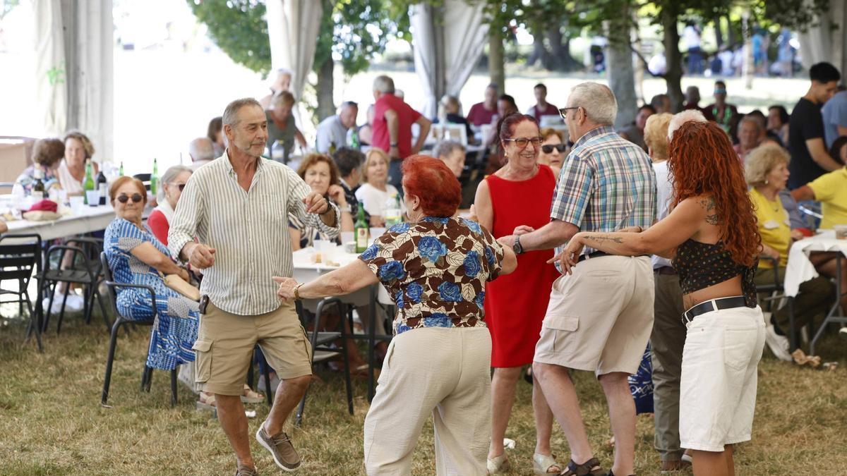 Asistentes bailando en las fiestas de Ceares.