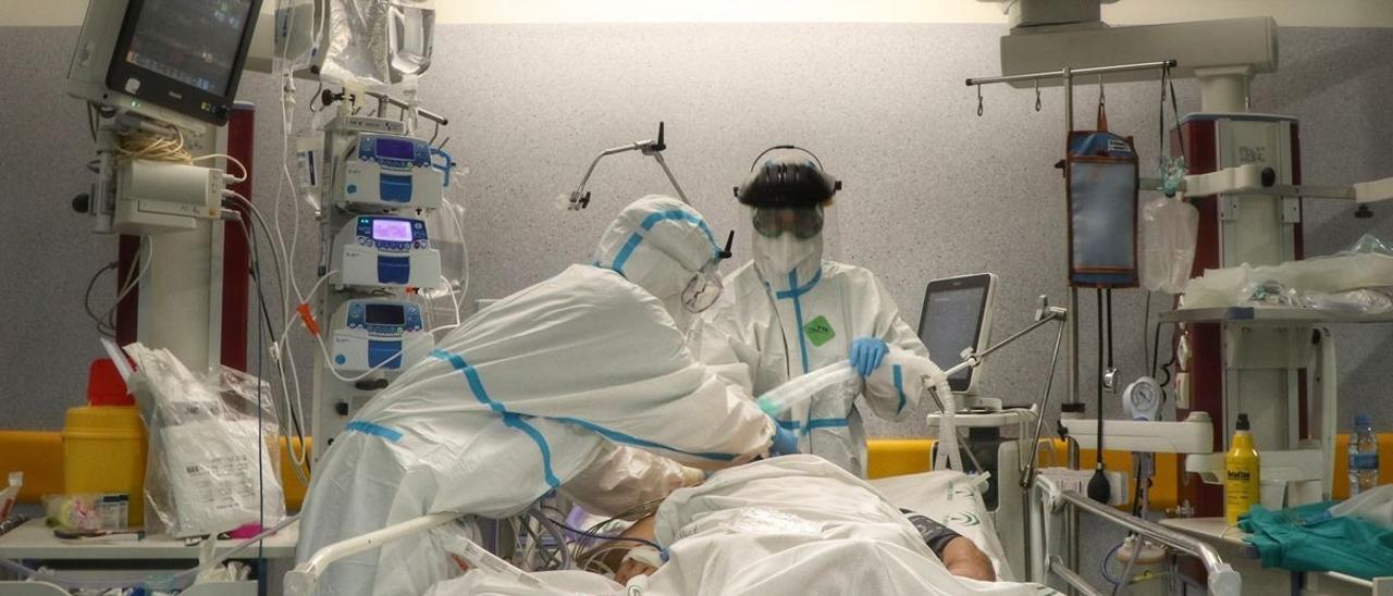 Atención a un paciente con covid en la uci del hospital Reina Sofía.