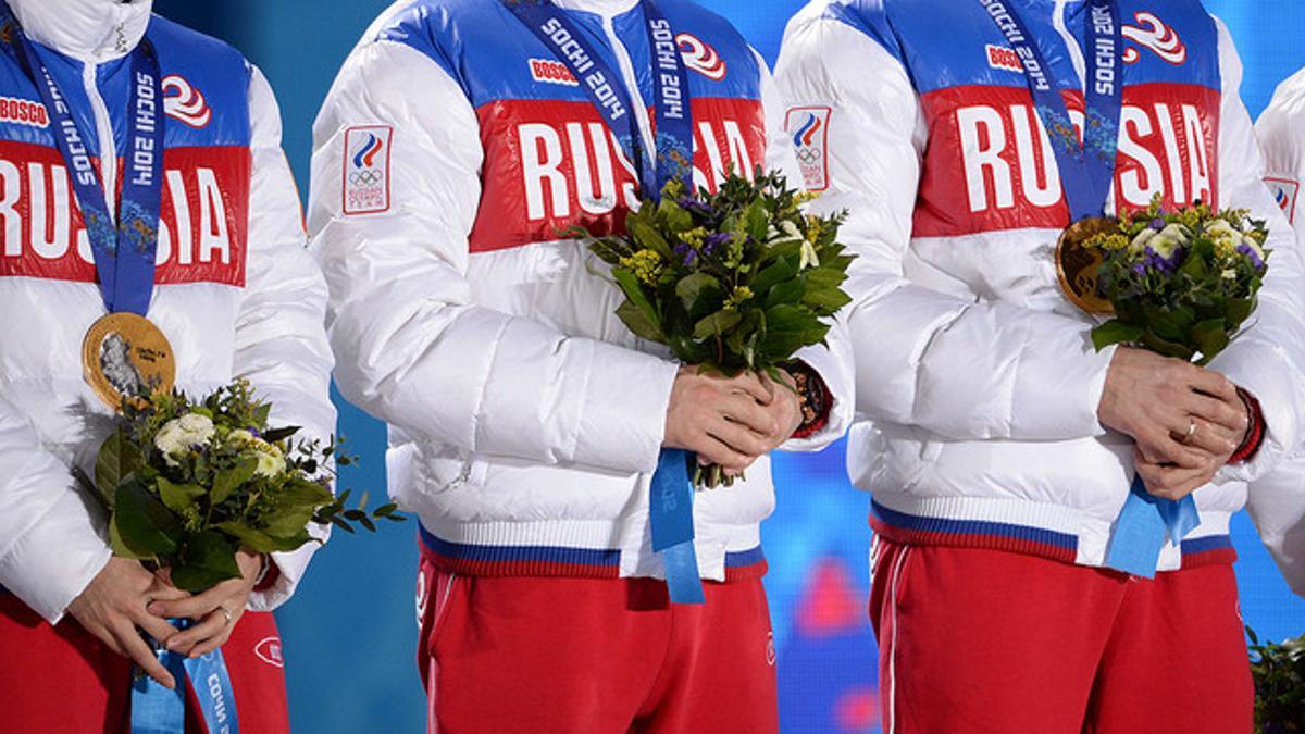 Tres medallistas rusos, con sus medallas de oro conquistadas en los Juegos Olímpicos de Sochi