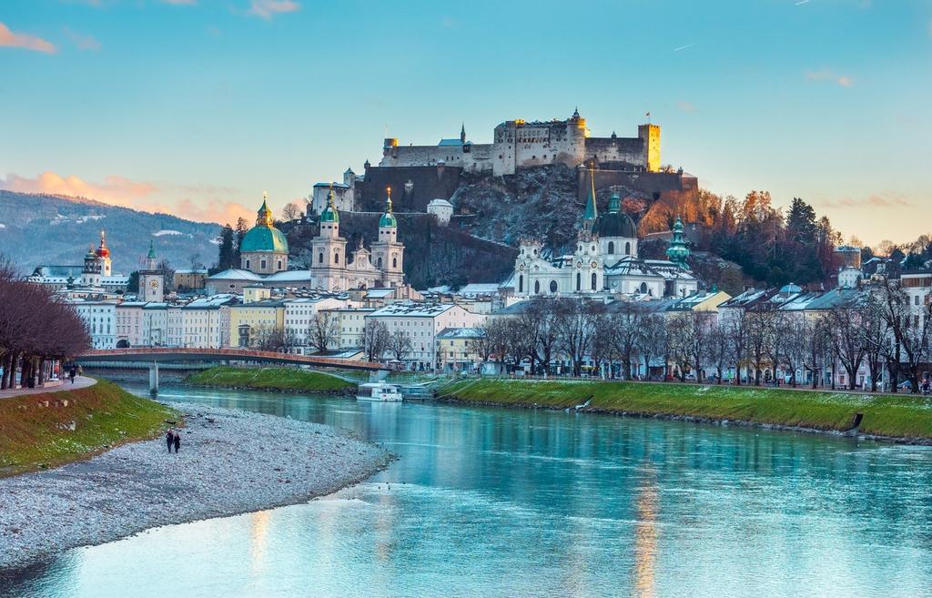 La fortaleza Festung Hohensalzburg protege la ciudad de Salzburgo desde las alturas