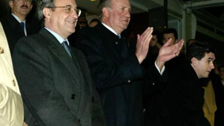 Florentino Pérez, Don Juan Carlos y Jaume Matas en el palco del Santiago Bernabeu en 2003.