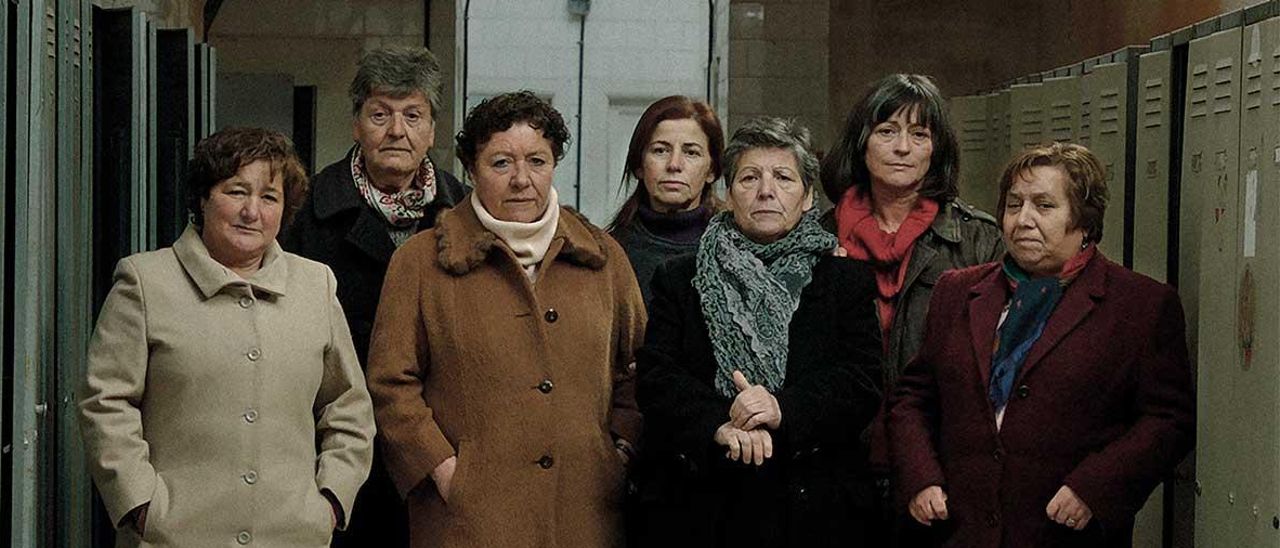 Cinco de las antiguas trabajadoras de Pontesa junto a las actrices Mónica Caamaño y Xoana Pintos en el cartel de la película “Nación&quot;