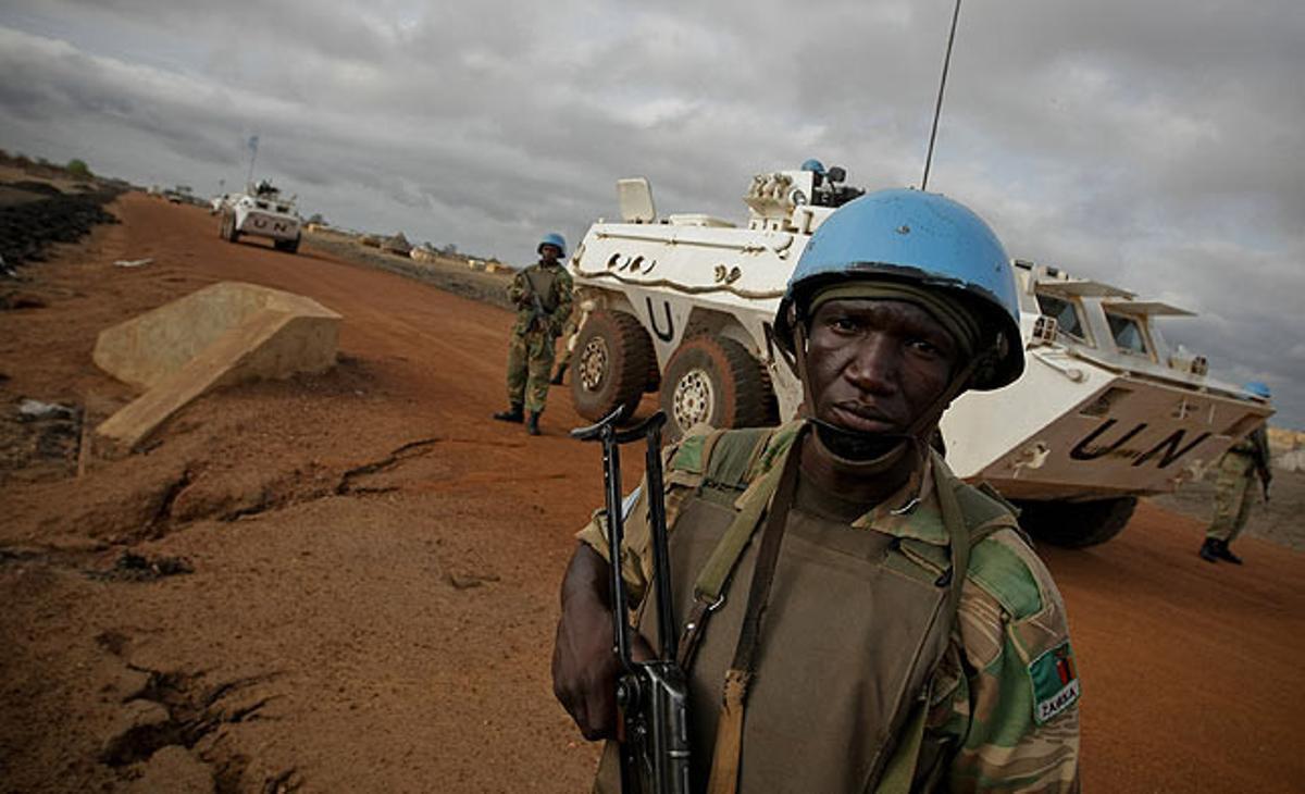 Una companyia dels cascos blaus dirigida per soldats de Zàmbia patrullen aquest dimecres pels carrers d’Abyei, al Sudan. La setmana passada, fins a setanta soldats sudanesos van morir a causa d’enfrontaments entre tropes del nord i del sud del país (ara independent) per la regió en disputa d’Abyei.