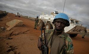 Una companyia dels cascos blaus dirigida per soldats de Zàmbia patrullen aquest dimecres pels carrers d’Abyei, al Sudan. La setmana passada, fins a setanta soldats sudanesos van morir a causa d’enfrontaments entre tropes del nord i del sud del país (ara independent) per la regió en disputa d’Abyei.
