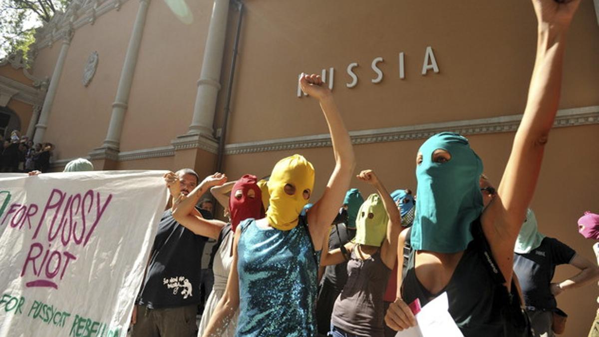 Protesta en apoyo al grupo de punk ruso Pussy Riot, frente al pabellón de Rusia de la Bienal de Arquitectura, en Venecia, este miércoles.