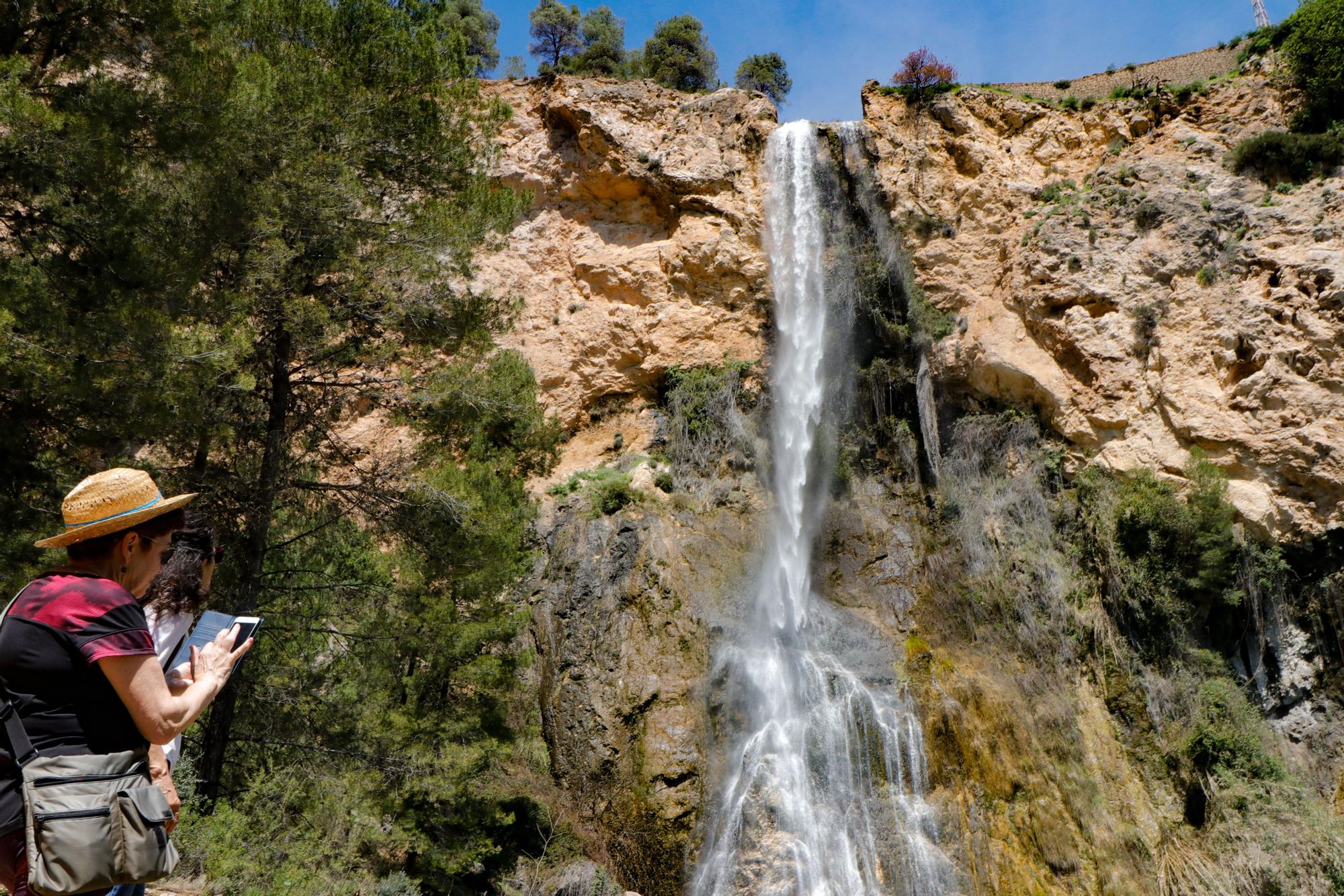 Los parajes de Alcoy se convierten en un reclamo turístico tras las lluvias de marzo y abril