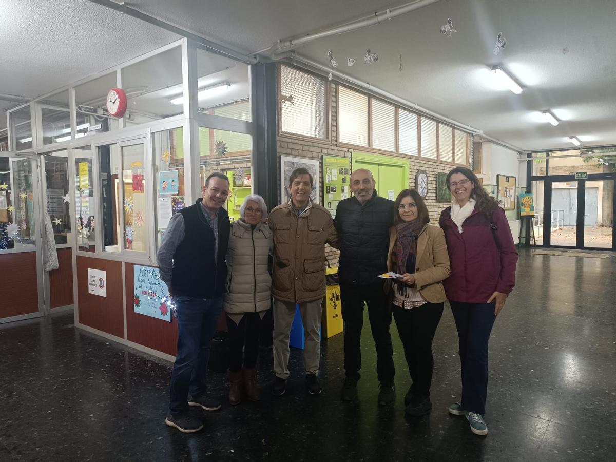 L'alcalde i la regidora d'Educació, amb la directora de l'institut i personal del centre.