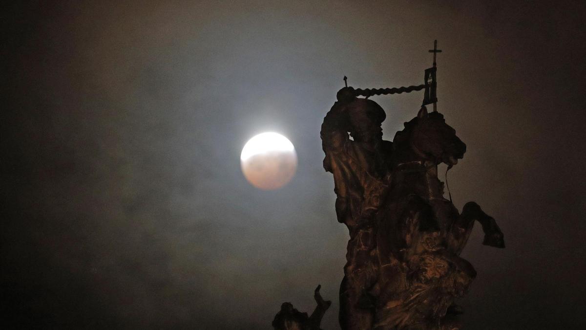 Eclipse de luna en 2019 desde Santiago de Compostela