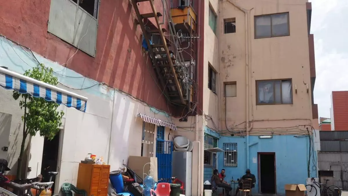 “Antes muertos que volver a África”: así era vivir en la nave incendiada de Badalona