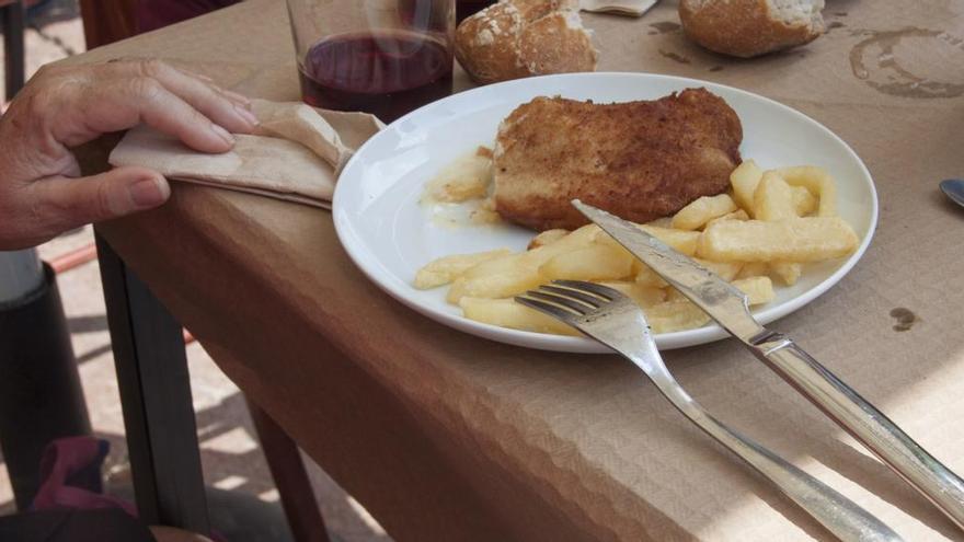 El cliente de una sidrería, sorprendido por la desagradable sorpresa que encontró dentro de un cachopo