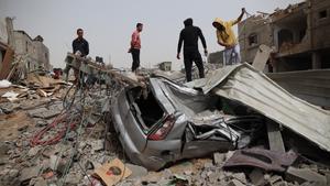 Ciudadanos palestinos entre las ruinas, en el campo de refugiados de Nuseirat, en el centro de la Franja de Gaza