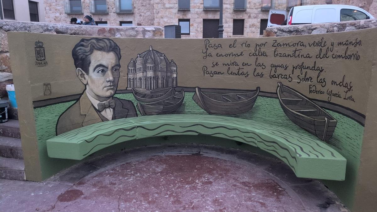 El mural, una vez restaurado por Carlos Adeva solo unas horas después de haber sido vandalizado.