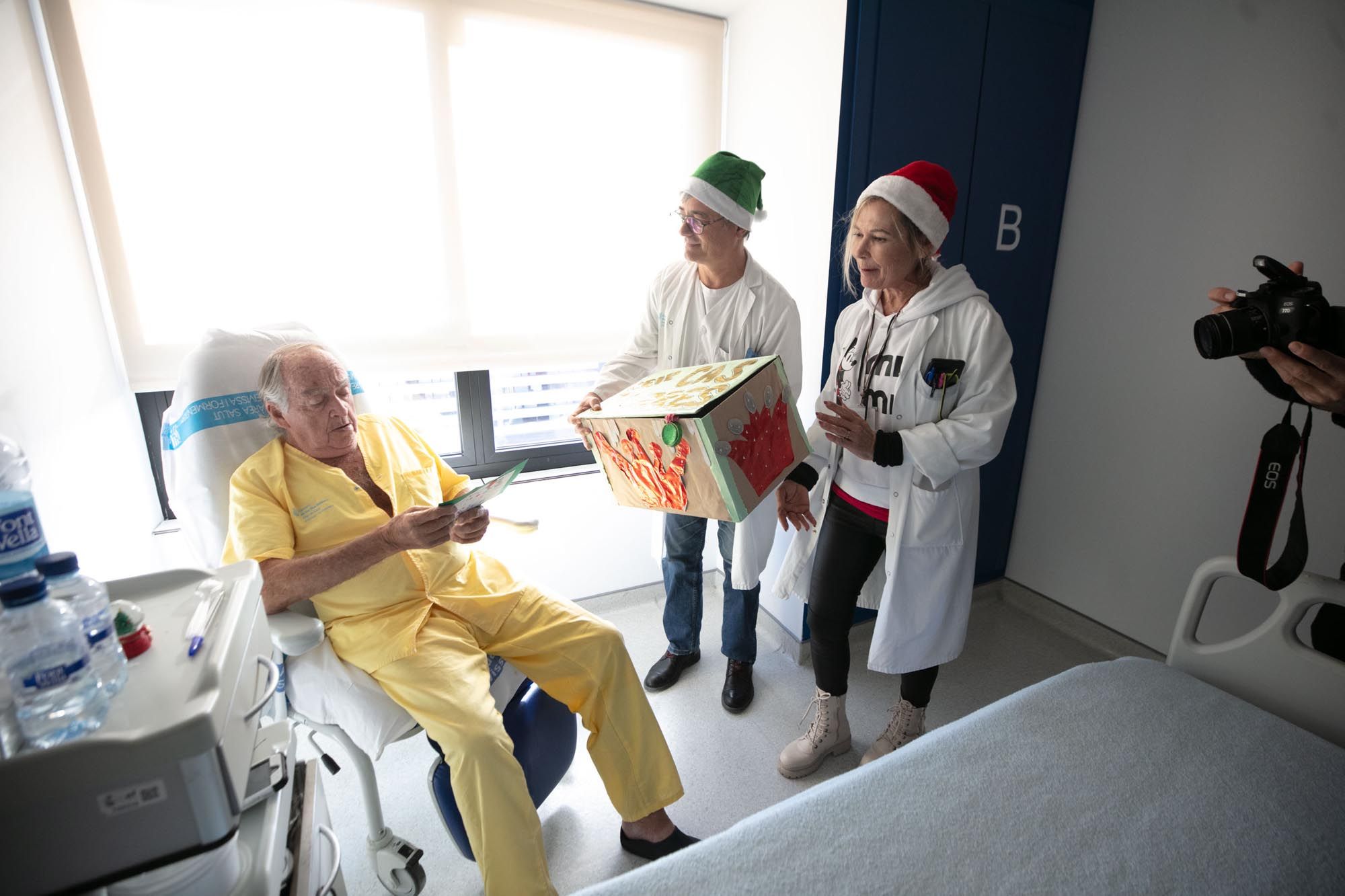 Las postales navideñas de los alumnos de Cas Serres llegan un año más al Hospital Can Misses