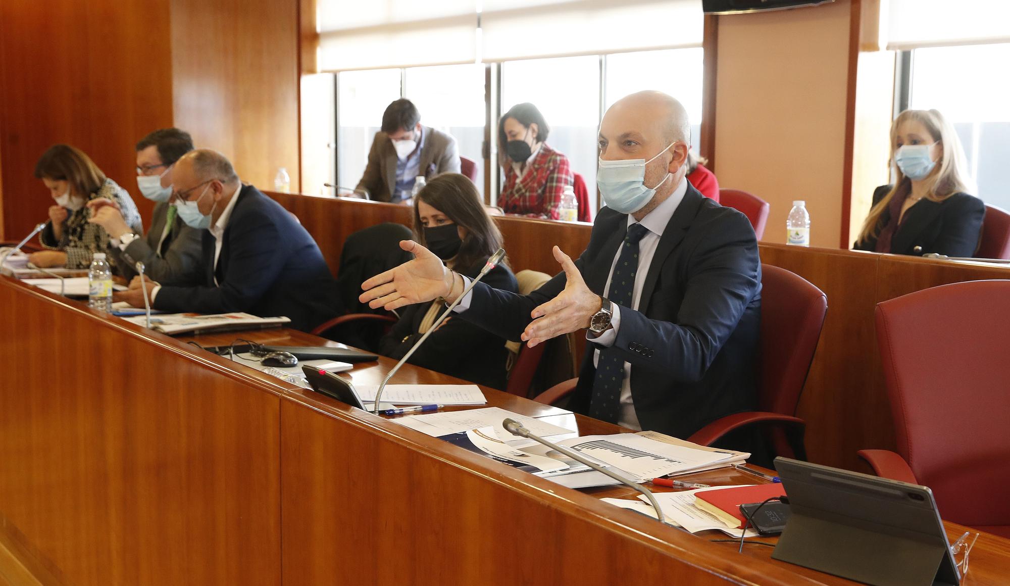 El concelleiro de Facenda, Jaime Aneiros, durante el pleno municipal