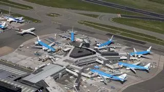 Muere una persona tras ser succionada por el motor de un avión en el aeropuerto de Ámsterdam