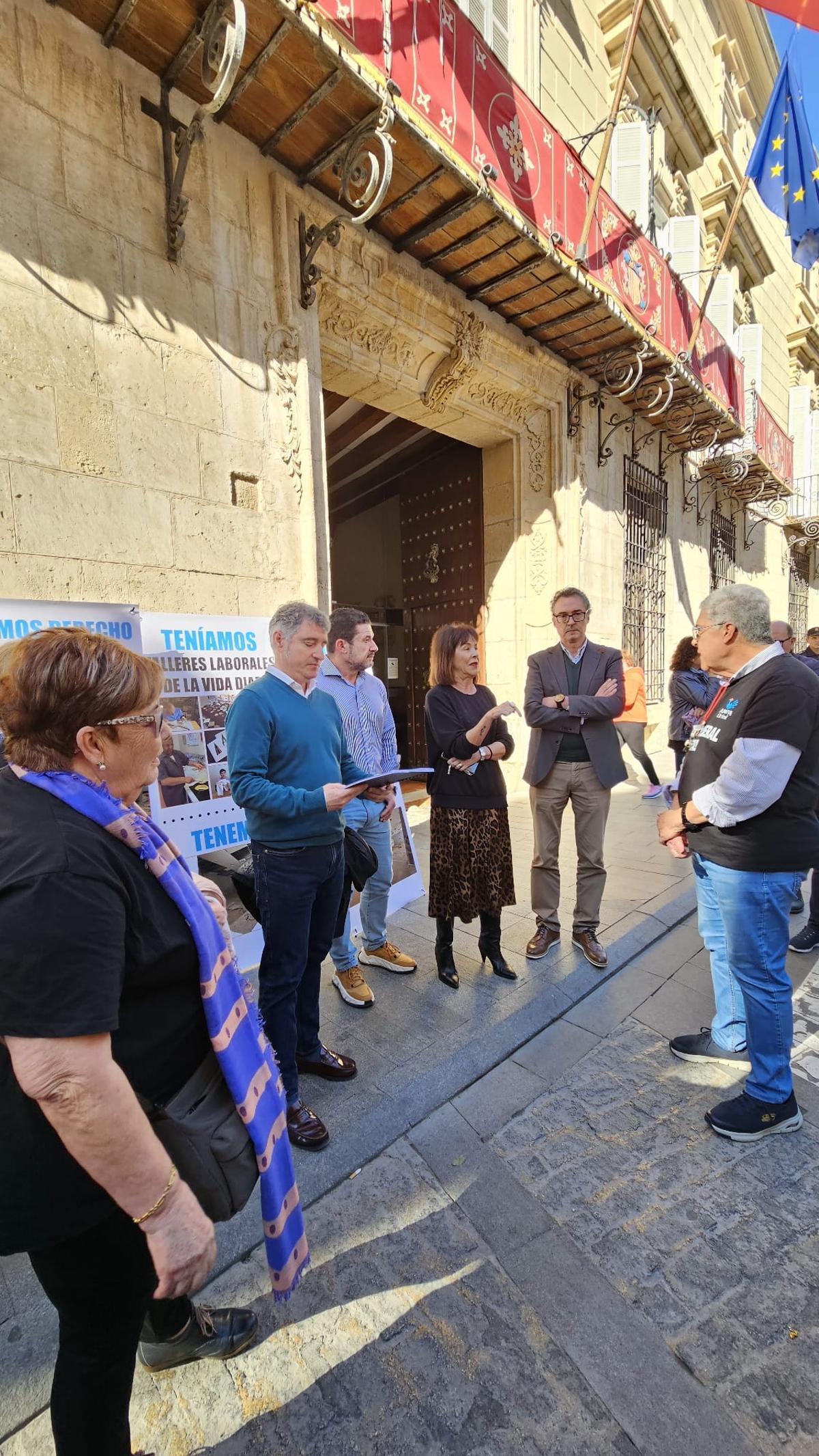 Autoridades y manifestantes en la puerta del Ayuntamiento