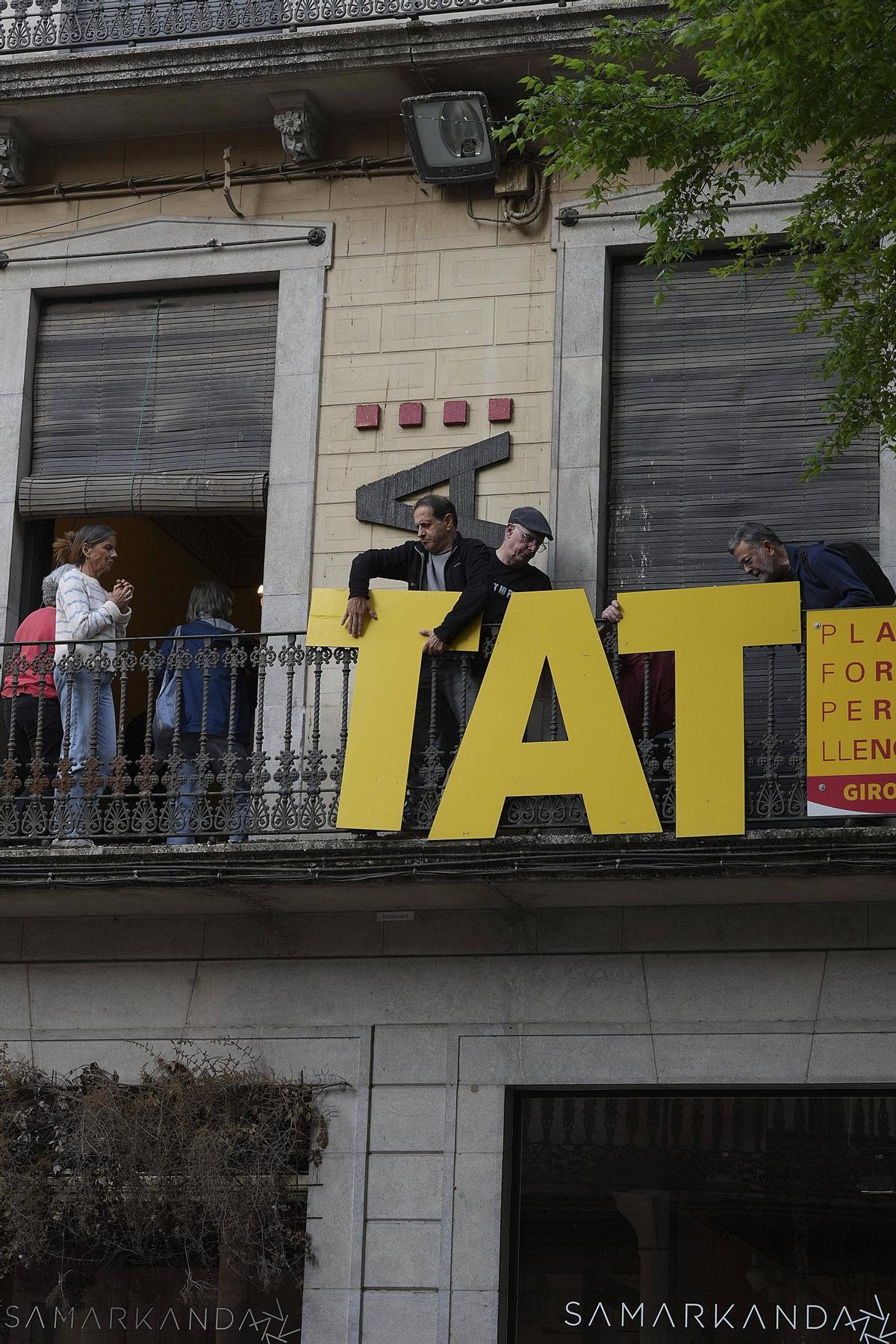 L'ADAC canvia de seu i fa moure les lletres de la paraula Llibertat pel Barri Vell de Girona