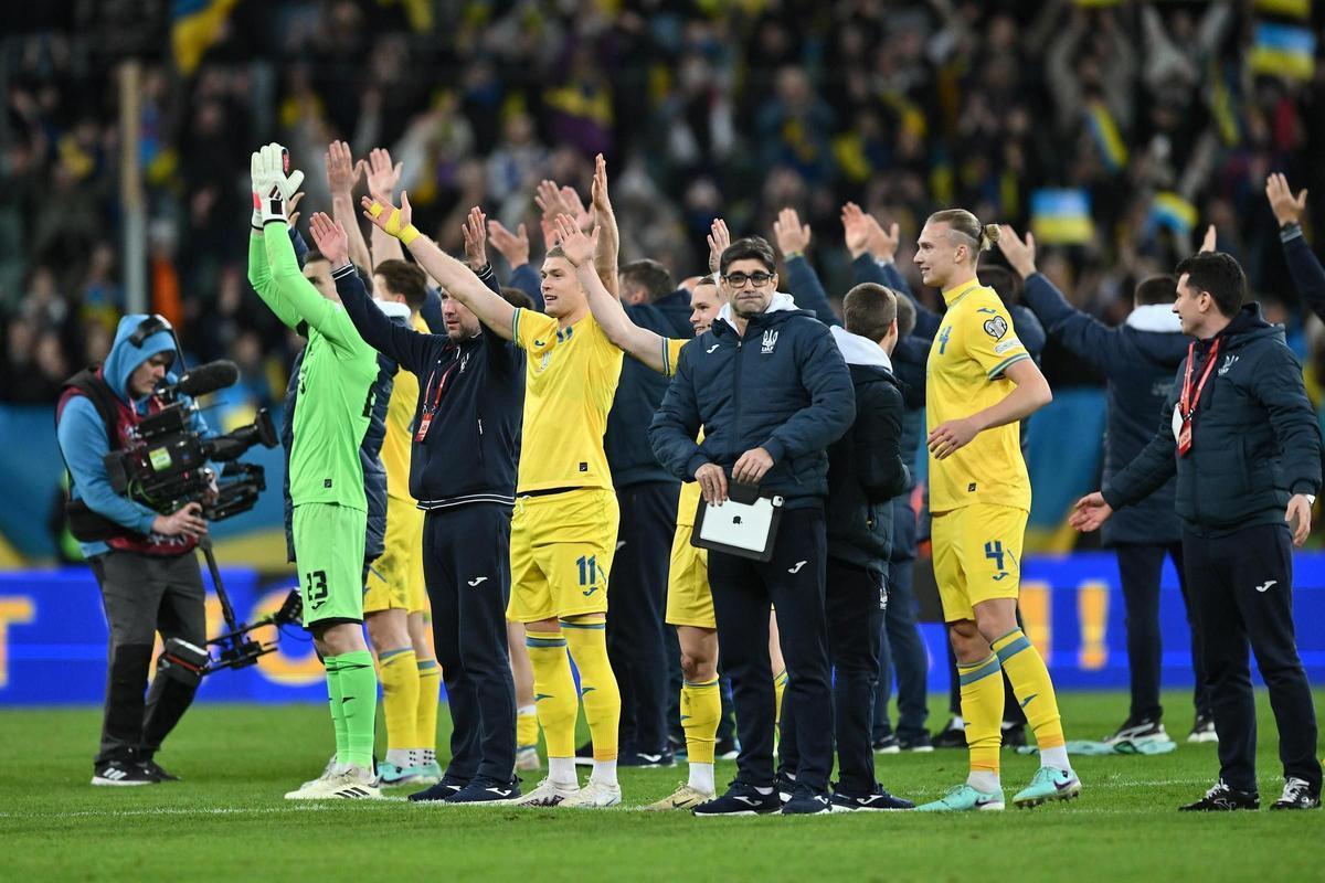 Los jugadores de Ucrania celebran la clasificación para la Eurocopa con su afición.