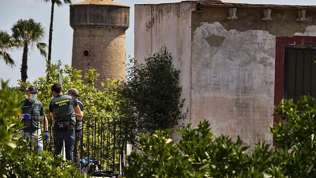 Agentes de la Guardia Civil llevan a cabo un minucioso rastreo en el pozo de la finca de Carcaixent. | PERALES IBORRA