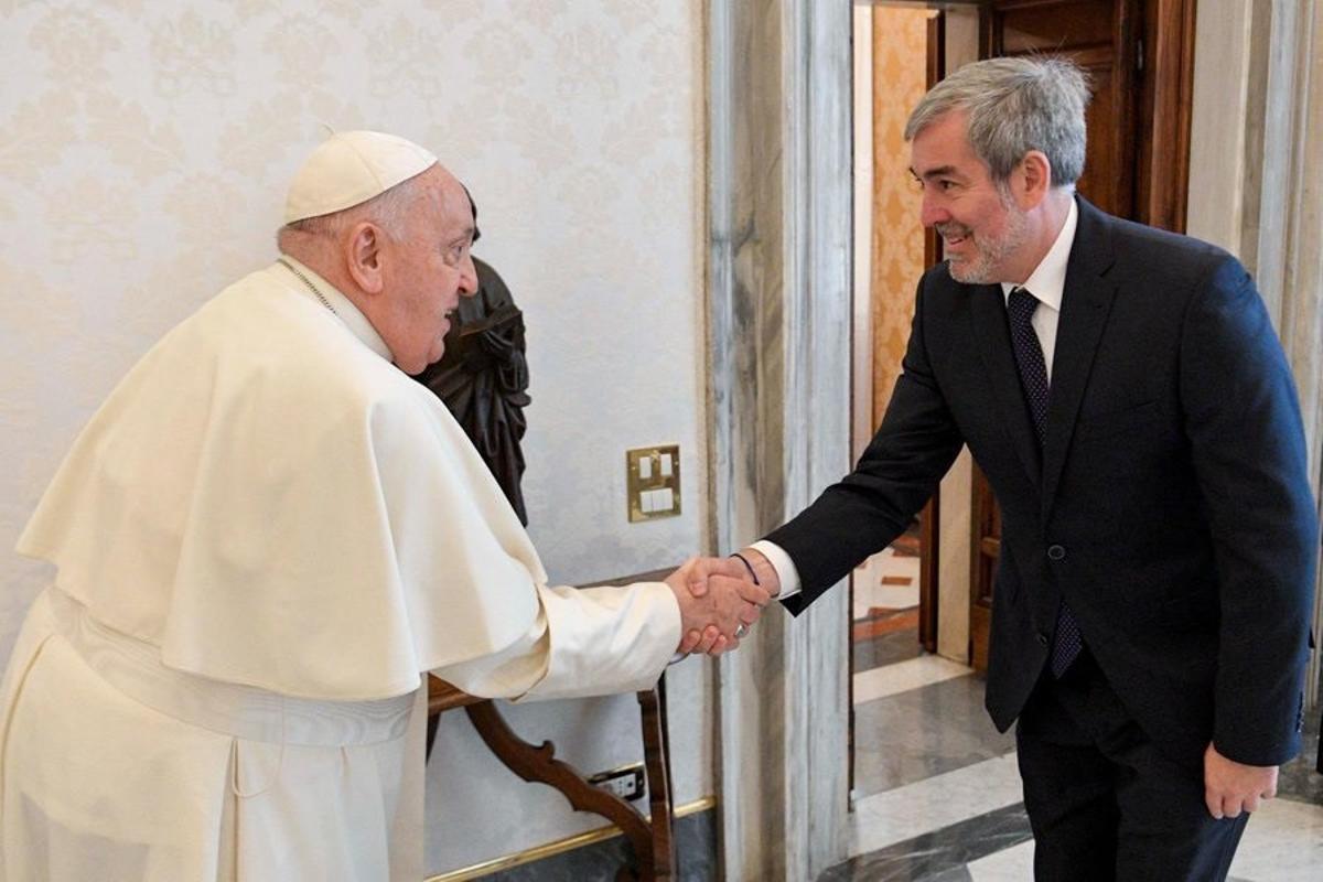 El papa Francisco y el presidente del Gobierno de Canarias, Fernando Clavijo, durante un encuentro en el Vaticano en 2024.
