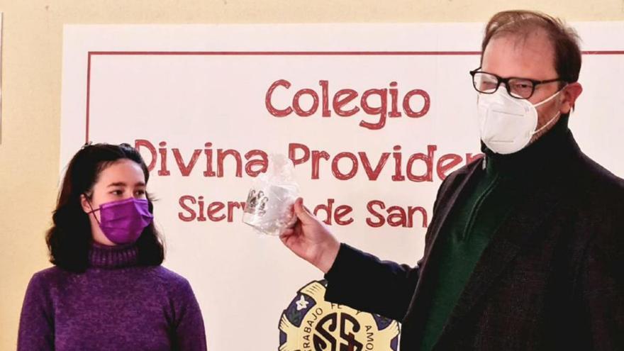 La alumna Carmen Sofía Cabado, de colegio Divina Providencia, recibe uno de los premios.