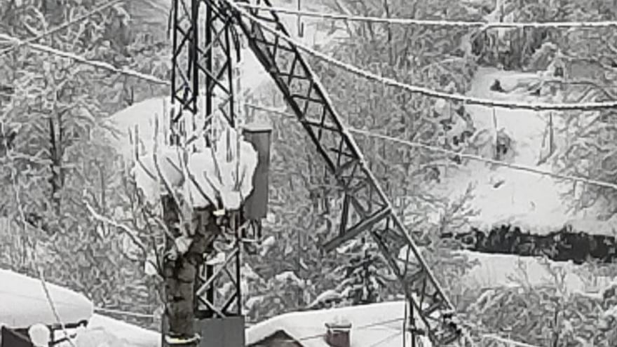 Una torre de alta tensión partida en Caso, en el temporal de la primera semana del año