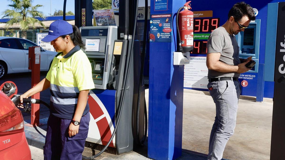 Un hombre reposta en una gasolinera de Valencia, en una imagen de archivo.