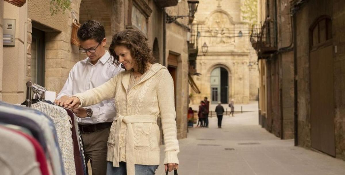 Cllients remenen roba en un establiment de Solsona en una campanya de Fora Estocs