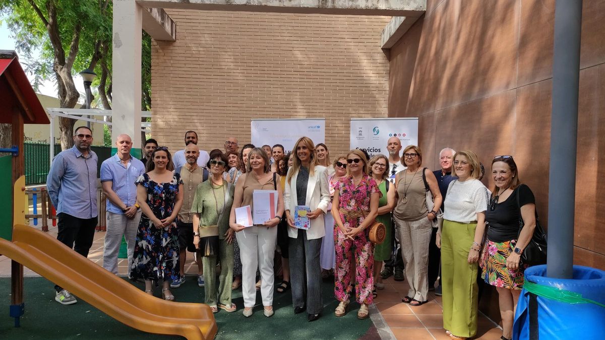 La concejala de Bienestar Social, Familia y Salud, Pilar Torres, junto con las representantes de Fundación Caixabank y UNICEF.