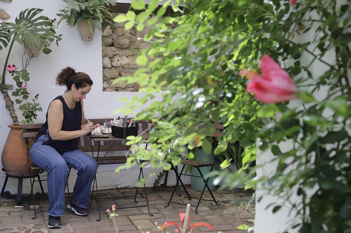 Una mujer en el patio de San Basilio 40.