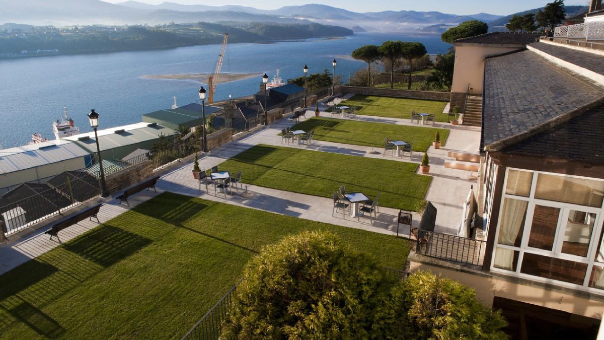 El mejor Parador que visitar en octubre: una casona en un bonito pueblo marinero.