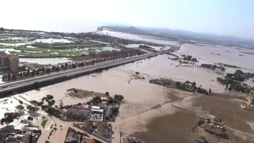 Coches amontonados en el barro en Almería a causa de las inundaciones