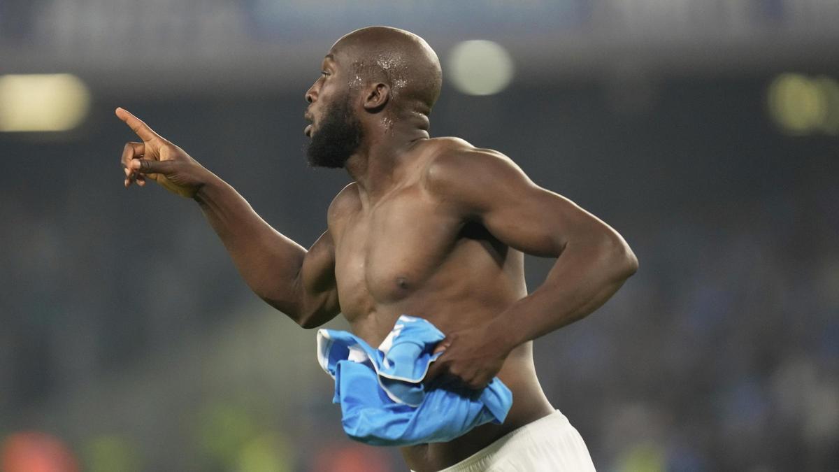 Lukaku festeja el 2-0 del Nápoles al Cagliari tras una gran jugada individual.