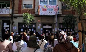 Famílies i docents es concentren contra el tancament de l’Acadèmia Cultura de l’Hospitalet