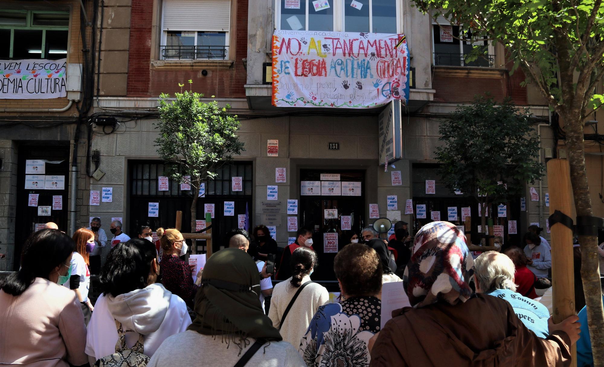 Familias y docentes se concentran contra el cierre de la Academia Cultura de L’Hospitalet.
