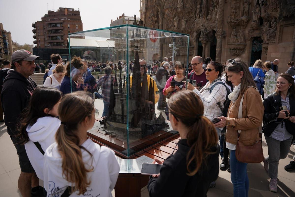 Un grupo de turistas mira la maqueta definitiva del proyecto.