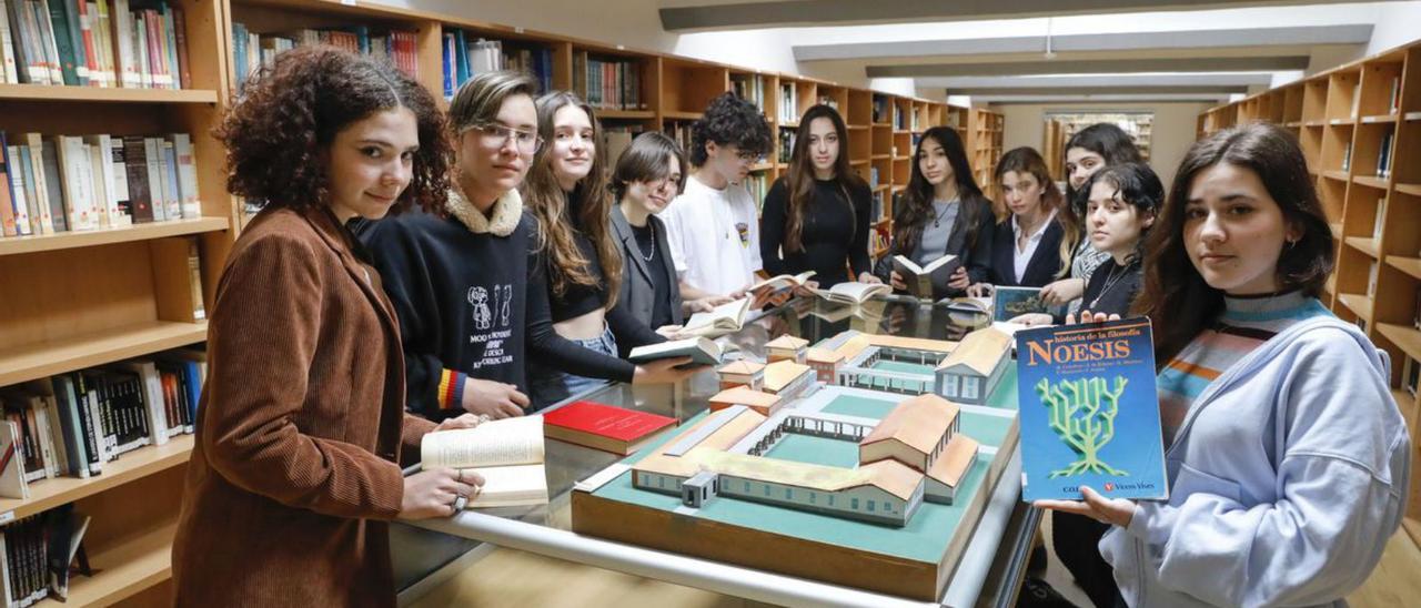 Los alumnos del IES La Laboral Catalina Guibert, Fernando Sierra, Elena Gutiérrez, Nadia Sigüenza, Miguel Ángel Buznego, Andrea Martín, Yasmin Serrouk, Abril Rodríguez, Cristina Vega, Angie Selena Mogollón y Marta Miyar. | Marcos León