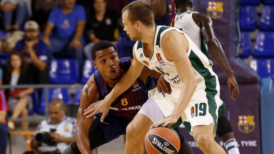 El base del Lukas Lekavicius (d), presionado por Phil Pressey.