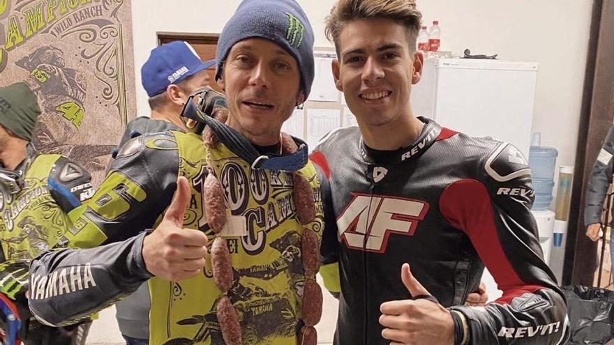 Augusto FernÃ¡ndez posa junto a Valentino Rossi antes de las carreras.