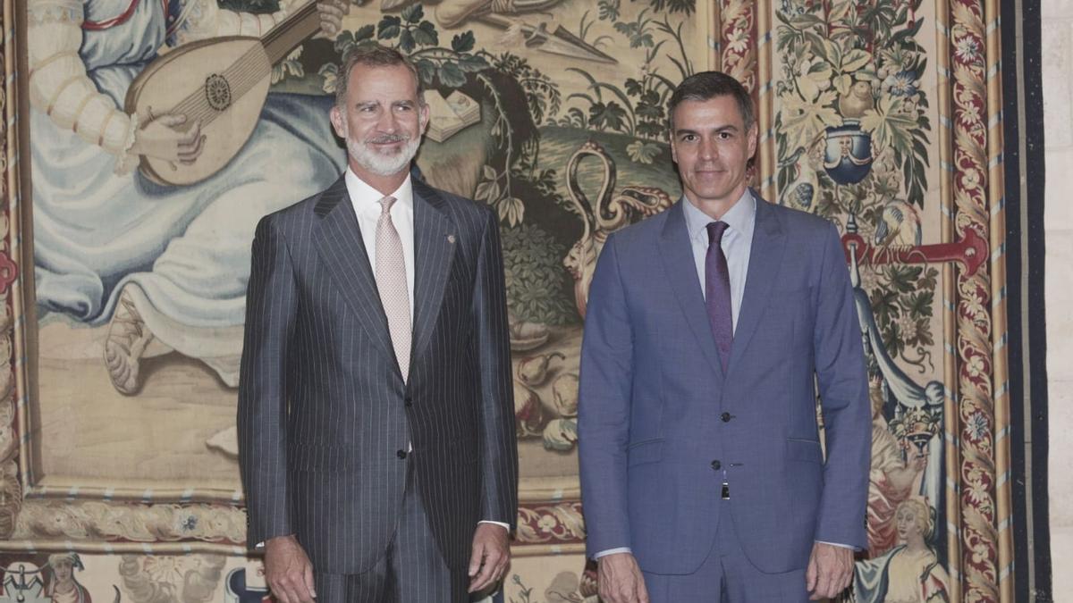 El rey Felipe VI, junto al presidente del Gobierno, Pedro Sánchez, ayer antes de la reunión en el Palacio de la Almudaina.