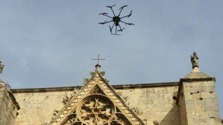 Un dron analiza la conservación de la fachada de la iglesia de Morella