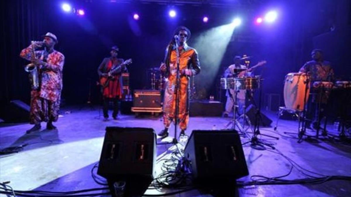 Cheikh Lô, durante su actuación en Manresa, la noche del sábado.