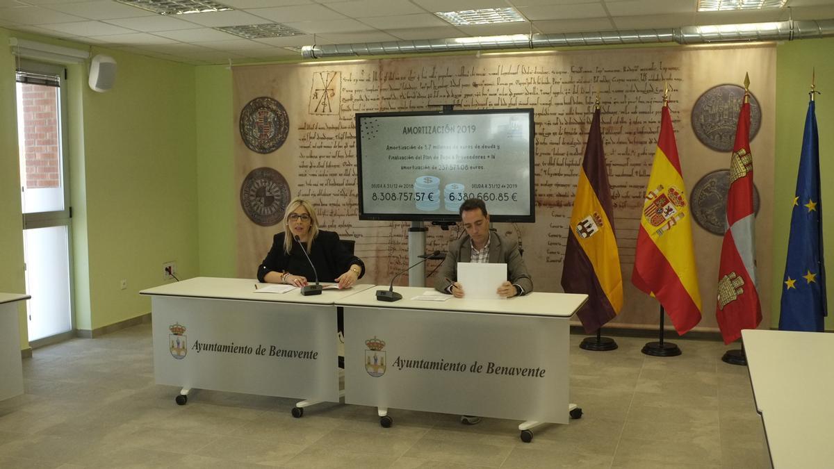 La concejala de Hacienda, Patricia Martín, y el alcalde de Benavente, Luciano Huerga, en una comparecencia informativa.