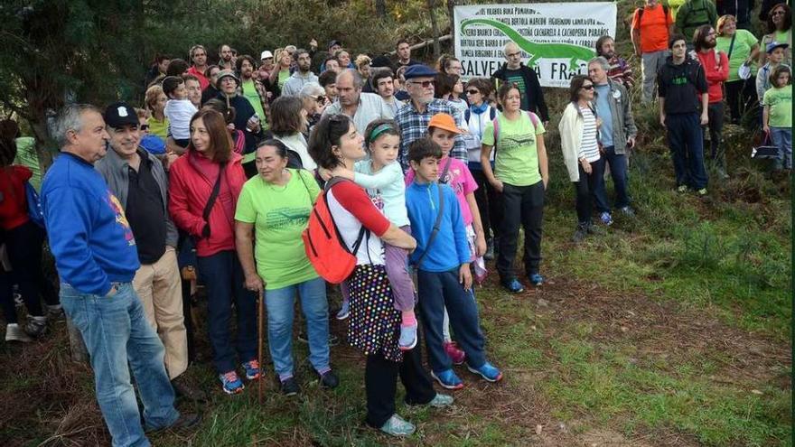 Parte del grupo que ayer recorrió el monte pontevedrés. // Rafa Vázquez