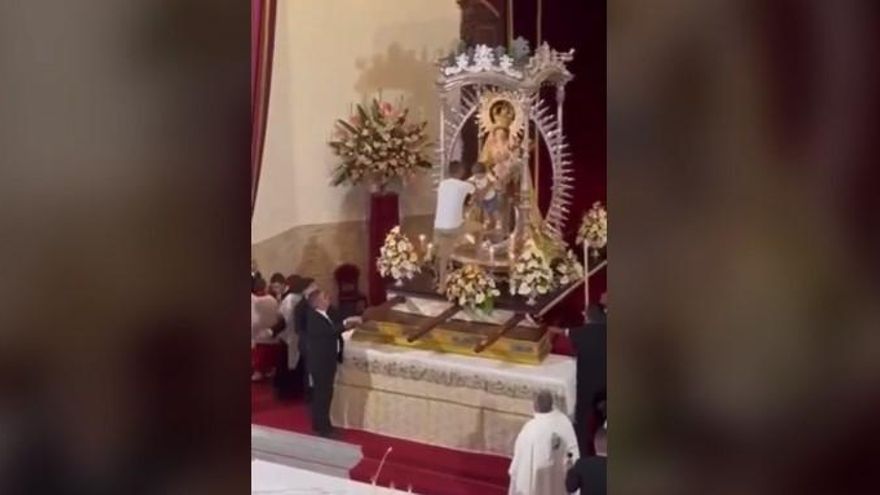 VIRAL MISA LOS REALEJOS | Entra corriendo a una iglesia de Los Realejos y  deja a un niño junto a la virgen