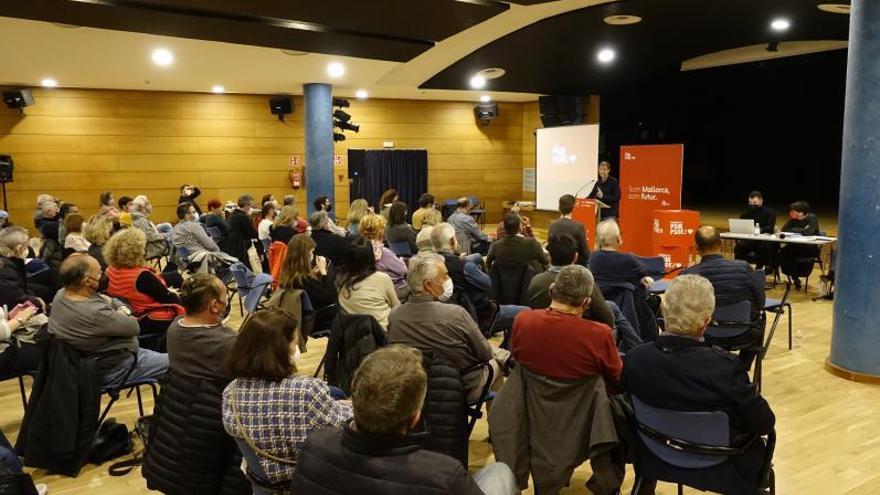 Intervención de Rius en la asamblea de los socialistas, que se celebró en la Sala Palmanova. | JUAN LUIS IGLESIAS