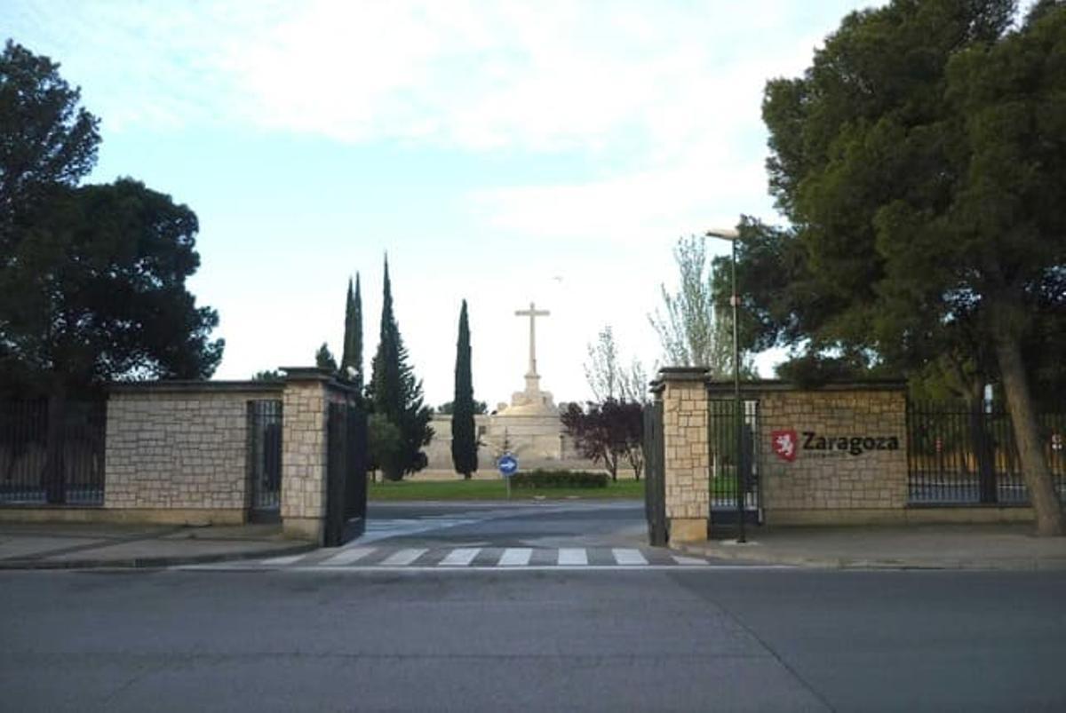 Imagen de la entrada del cementerio de Torrero