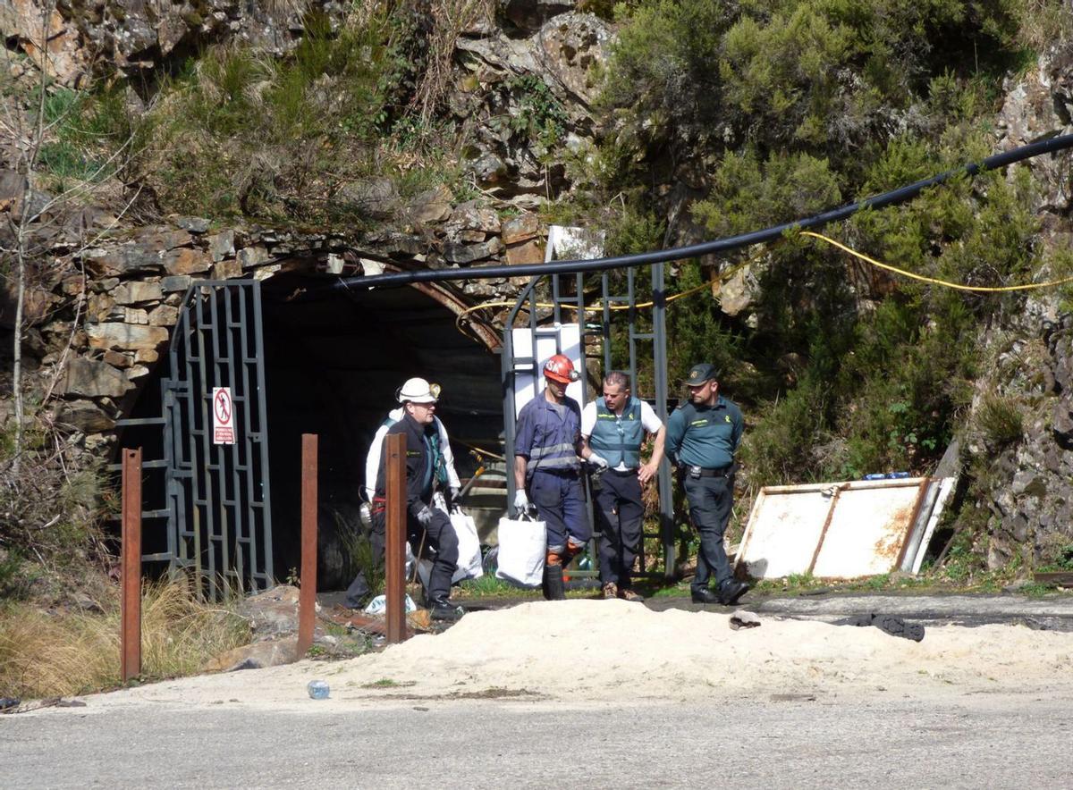 Agentes de la Guardia Civil salen de la mina de Cerredo.  | D. Á.