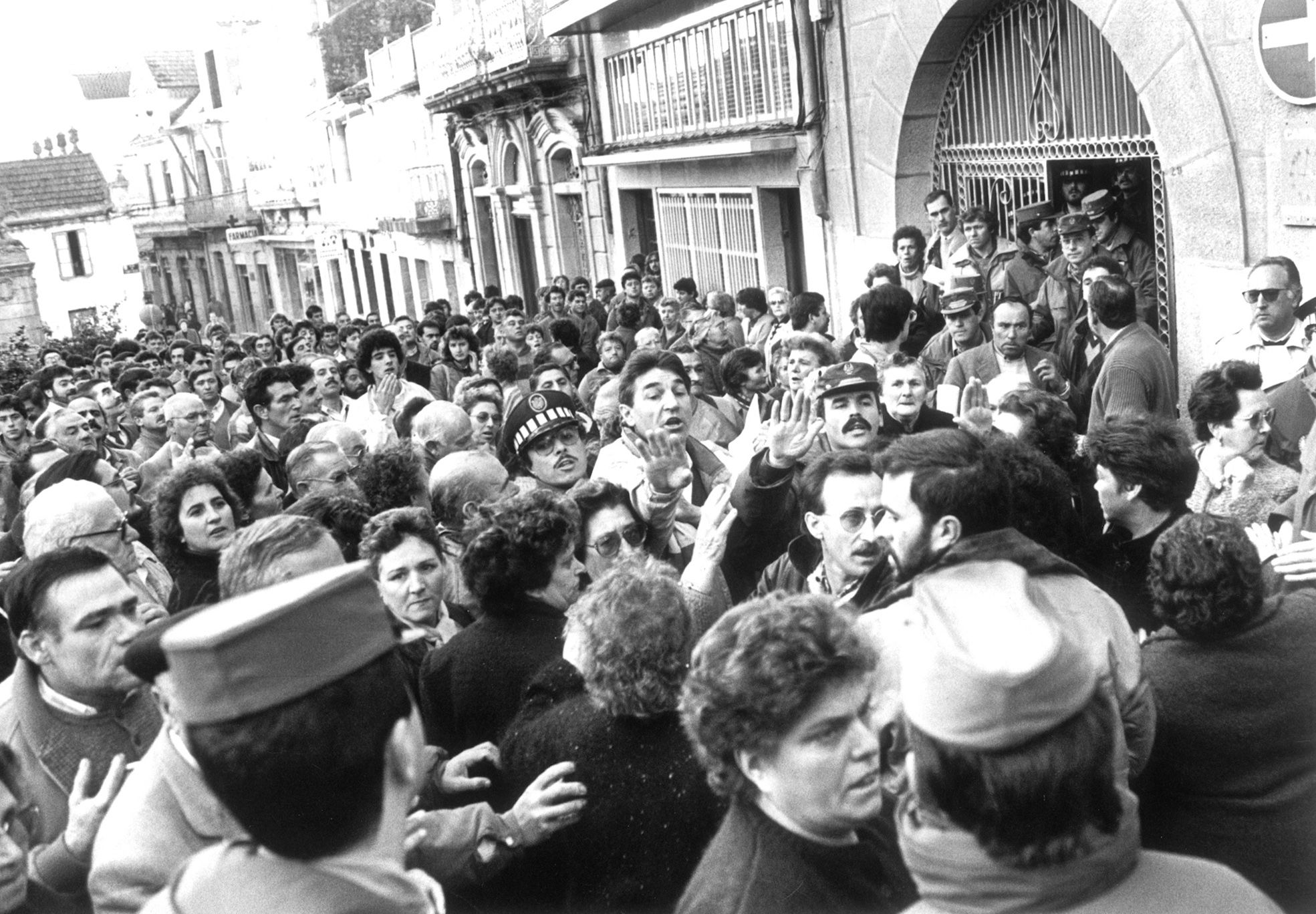El conflicto de la contribución en Cangas: protestas y un alcalde asediado que no pudo volver a entrar en el Concello